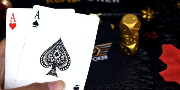Jouer au poker - Meilleure stratégie et astuces pour évoluer