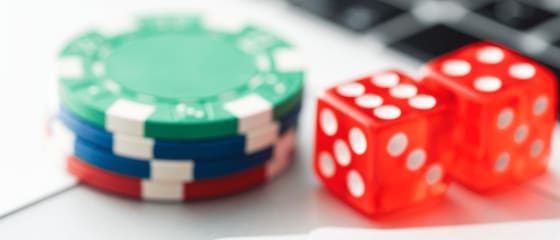 Poker en ligne vs poker standard - Quelle est la différence ?